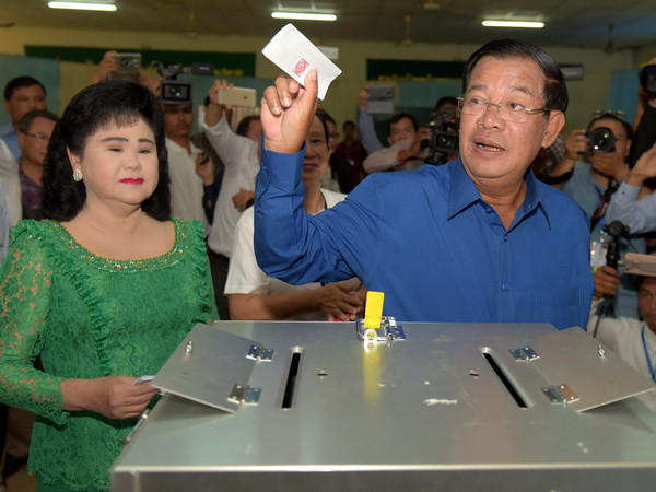 Thủ tướng Campuchia Samdech Techo Hun Sen tại điểm bầu cử ở Kandal ngày 4/6 vừa qua. (Ảnh: AFP/TTXVN) Thủ tướng Campuchia Hun Sen ra lệnh điều tra nhóm nhân quyền ảnh 1