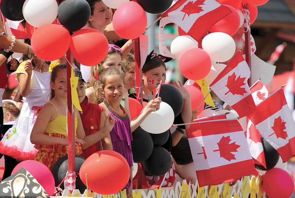 Trẻ em Canada sẽ có tiền cấp dưỡng tới 4.900 USD mỗi năm ảnh 1