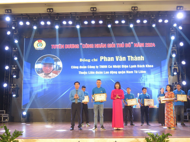 vnp_Cong doan HN trao thuong.jpg