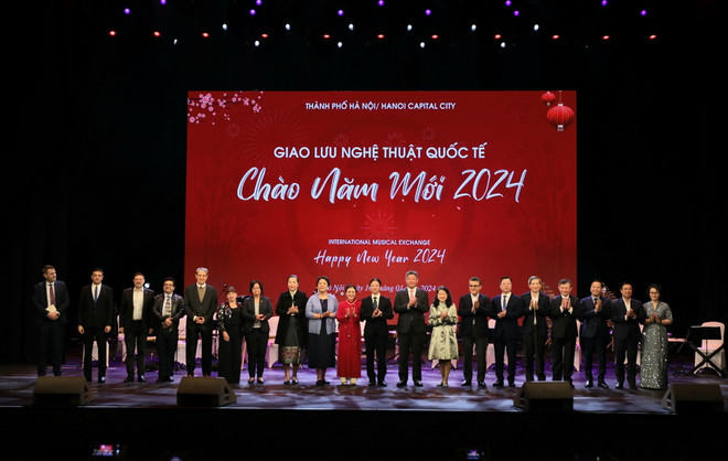 Các đại biểu chụp ảnh lưu niệm tại chương trình giao lưu. (Ảnh: Nguyễn Cúc/TTXVN) ttxvn-vun-dap-tinh-huu-nghi-qua-giao-luu-nghe-thuat-quoc-te-chao-nam-moi-2024-1-9389.jpg