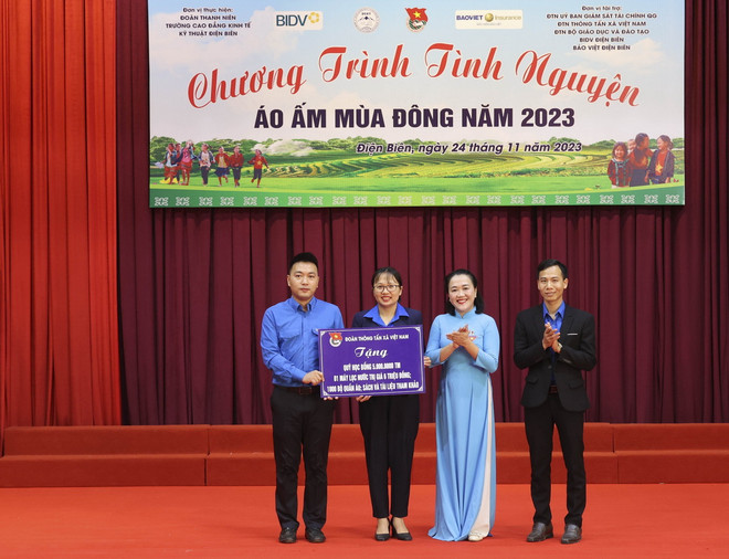 Đoàn Thanh niên TTXVN trao tặng quà cho Trường Cao đẳng Kinh tế-Kỹ thuật tỉnh Điện Biên. (Ảnh: Xuân Tư/TTXVN) ttxvn_2411_ao am.jpg
