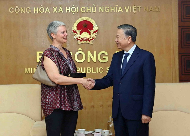 Đại tướng Tô Lâm, Bộ trưởng Bộ Công an tiếp bà Hilde Solbakken, Đại sứ đặc mệnh toàn quyền Na Uy tại Việt Nam. (Ảnh: Phạm Kiên/TTXVN) Tăng cường hợp tác các cơ quan thực thi pháp luật Việt Nam-Na Uy ảnh 1