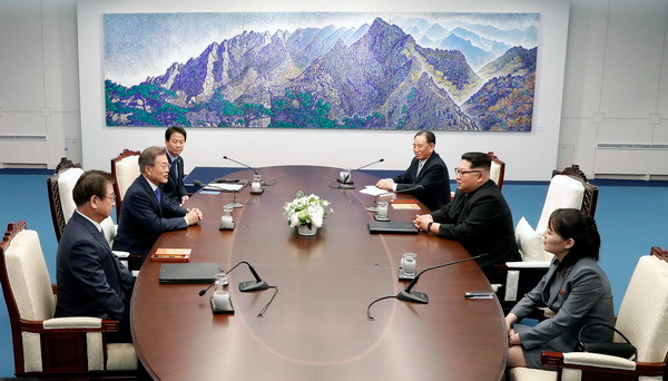 Tổng thống Hàn Quốc Moon Jae-in (thứ 2, trái) và nhà lãnh đạo Triều Tiên Kim Jong-un (thứ 2, phải) tại cuộc hội đàm ở Panmunjom sáng 27/4. (Nguồn: THX/TTXVN) Thượng đỉnh liên Triều: Bắt đầu đàm phán về phi hạt nhân hóa ảnh 1
