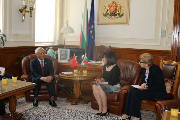 Chủ tịch Quốc hội Bulgaria Tsveta Karayancheva tiếp Phó Chủ tịch Quốc hội Uông Chu Lưu.(Ảnh: Công Thuận/TTXVN) Bulgaria muốn là cầu nối du lịch giữa Việt Nam và châu Âu ảnh 1