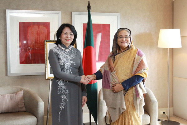Phó Chủ tịch nước Đặng Thị Ngọc Thịnh gặp song phương Thủ tướng Bangladesh Sheikh Hasina. (Ảnh: Quang Hải/TTXVN) Việt Nam luôn mong muốn tăng cường quan hệ hợp tác với Bangladesh ảnh 1