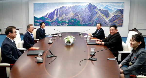 Bà Kim Yo-jong (ngoài cùng bên phải) tại cuộc hội đàm thượng đỉnh ở Nhà Hòa bình thuộc làng đình chiến Panmunjom. (Nguồn: EPA/TTXVN) Cuộc gặp thượng đỉnh tiết lộ vai trò của em gái ông Kim Jong-un ảnh 1