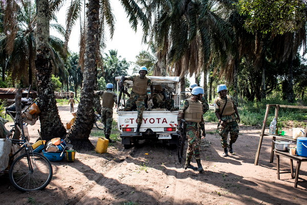 Binh sỹ thuộc MONUSCO làm nhiệm vụ tại khu vực Kamonia, một trong những nơi giao tranh ác liệt nhất ở Kasal, CHDC Congo. (Nguồn: AFP/TTXVN) Phát hiện nhiều địa điểm nghi là hố chôn tập thể tại Congo ảnh 1