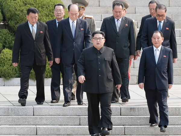 Nhà lãnh đạo Triều Tiên Kim Jong-un (giữa, phía trước) cùng các quan chức và trợ lý cấp cao tới làng đình chiến Panmunjom. (Nguồn: YONHAP/TTXVN) Kết thúc phiên họp đầu tiên cuộc gặp thượng đỉnh liên Triều ảnh 1
