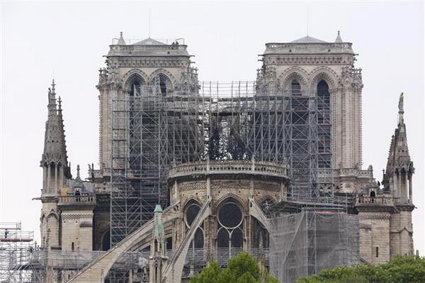 Nhà thờ Đức Bà ở Paris bị phá hủy một phần sau vụ hỏa hoạn. (Nguồn: THX/TTXVN) Pháp biến thảm kịch thành cơ hội để phát triển nghề thủ công ảnh 1