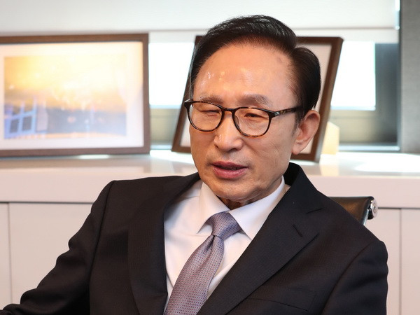 Cựu Tổng thống Hàn Lee Myung-bak bị thẩm vấn về cáo buộc tham nhũng ảnh 1