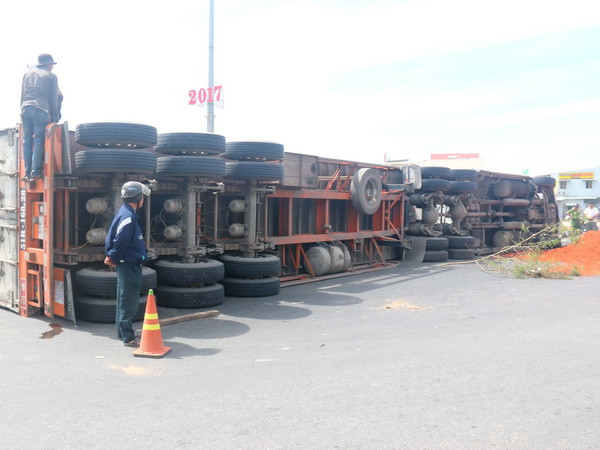 Lật xe container khiến Quốc lộ 4D bị ách tắc trong nhiều giờ ảnh 1