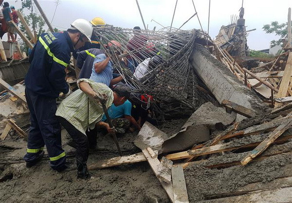 TP.HCM: Sập giàn giáo khi đang thi công, 3 công nhân thương vong ảnh 1