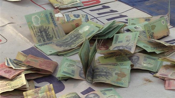 Hà Nội triệt phá ổ nhóm đánh bạc trên thuyền chạy trên sông Hồng ảnh 1