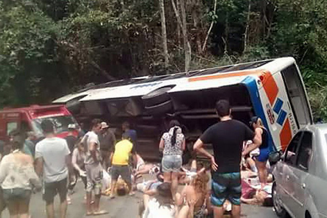 Xe chở du khách bị lật ở Brazil khiến 55 người thương vong ảnh 1