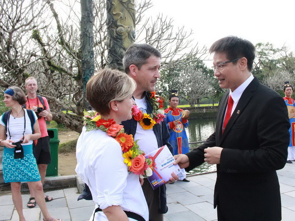 Hai vị khách Mrs Pfister Nelda và Mr Greber Rolan, quốc tịch Thụy Sĩ là vị khách may mắn thứ 2,5 triệu đến tham quan khu Di sản Huế được nhận quà tặng. (Ảnh: Quốc Việt/TTXVN) Thừa Thiên-Huế đón vị khách thứ 2,5 triệu tham quan Khu Di sản ảnh 1
