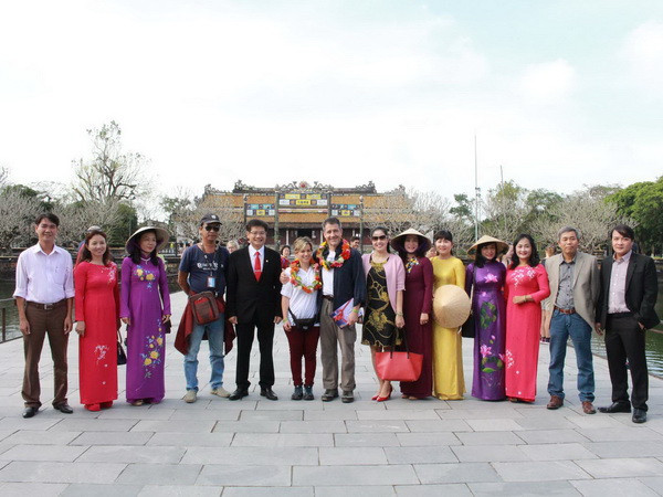 Hai vị khách Mrs Pfister Nelda và Mr Greber Rolan, quốc tịch Thụy Sĩ là vị khách may mắn thứ 2,5 triệu đến tham quan khu Di sản Huế được nhận quà tặng. (Ảnh: Quốc Việt/TTXVN) Thừa Thiên-Huế đón vị khách thứ 2,5 triệu tham quan Khu Di sản ảnh 2
