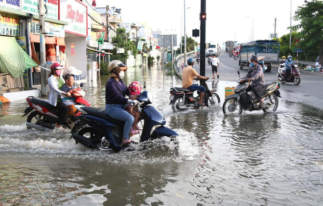 Ngập tại khu vực cầu Phú Xuân, tiếp giáp giữa huyện Nhà Bè và quận 7. (Ảnh: Trần Xuân Tình/TTXVN) TP.HCM: “Nóng ruột” chờ dự án ngăn triều cường 10.000 tỷ đồng về đích ảnh 1