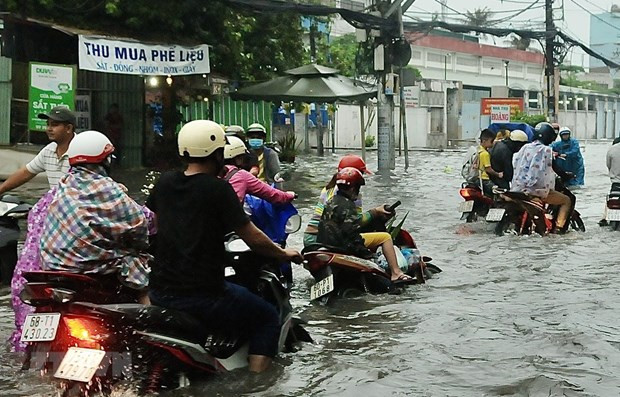 Đường Tân Hòa Đông (quận Bình Tân) bị ngập sâu do mưa lớn kết hợp triều cường. (Ảnh: Hồng Giang/TTXVN) TP.HCM: “Nóng ruột” chờ dự án ngăn triều cường 10.000 tỷ đồng về đích ảnh 3
