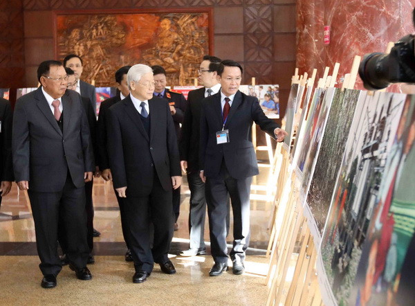 Tình đoàn kết đặc biệt Việt Nam-Lào qua ảnh của phóng viên TTXVN ảnh 1