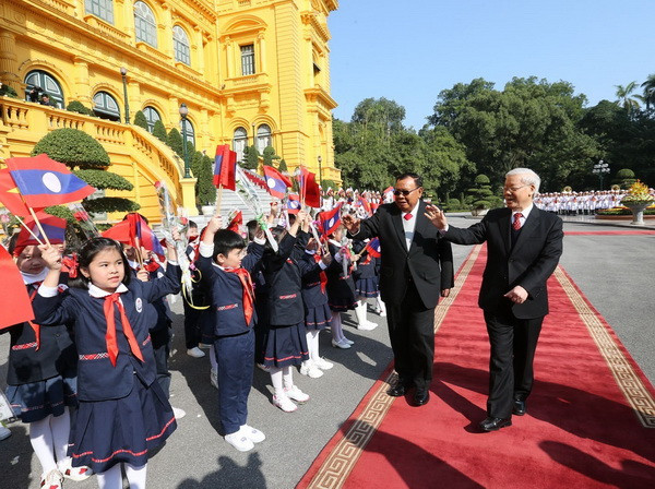 Giáo dục thế hệ sau tiếp nối truyền thống đoàn kết đặc biệt Việt-Lào ảnh 1