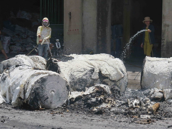 Cháy lớn tại xưởng sản xuất giấy phôi, thiệt hại hơn 1 tỷ đồng ảnh 1