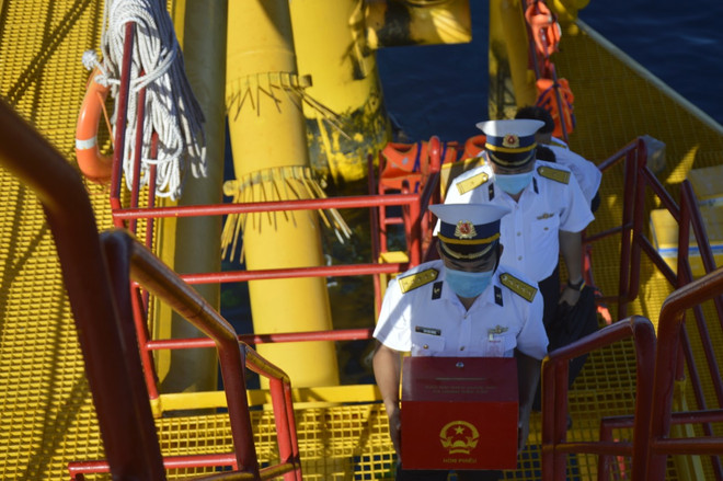 Chiến sỹ Nhà giàn DK1/8 phấn khởi thực hiện quyền công dân trên biển ảnh 1