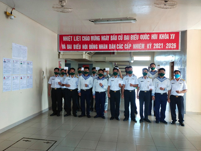 Chiến sỹ Nhà giàn DK1/8 phấn khởi thực hiện quyền công dân trên biển ảnh 3