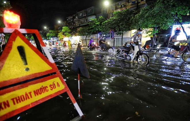 Hà Nội: Lý giải việc mưa ngập, hư hỏng bảng tuyên truyền ở nhiều phố ảnh 1