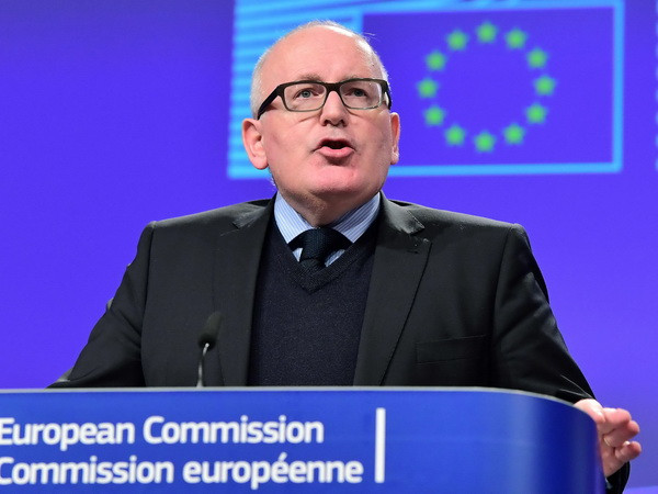 Phó Chủ tịch EC Frans Timmermans. (Ảnh: AFP/TTXVN) EU dọa trừng phạt các nước thành viên từ chối người nhập cư ảnh 1