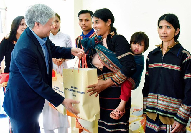Chủ tịch Ủy ban Trung ương MTTQ Việt Nam Đỗ Văn Chiến tặng quà Tết cho người dân xã Ia Khươl (huyện Chư Păh). (Nguồn: Trang thông tin điện tử Mặt trận Tổ quốc Việt Nam) Chủ tịch UBTW MTTQ Việt Nam thăm và chúc Tết tại tỉnh Gia Lai ảnh 1