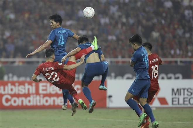 Pha tung người móc bóng của Tiến Linh. (Ảnh: Minh Quyết/TTXVN) AFF Cup 2022: Báo Thái Lan chỉ ra những điểm nhấn trong trận lượt đi ảnh 1
