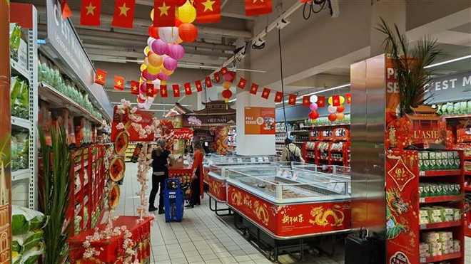 Gian hàng Tết Việt Nam tại siêu thị Carrefour Lyon. (Ảnh: TTXVN phát) Khai trương tuần hàng Việt Nam tại Pháp nhân dịp Tết Nguyên đán ảnh 1