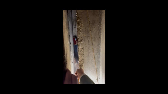 Giải cứu thành công cháu bé 9 tuổi kẹt giữa khe tường rộng 25cm ảnh 1