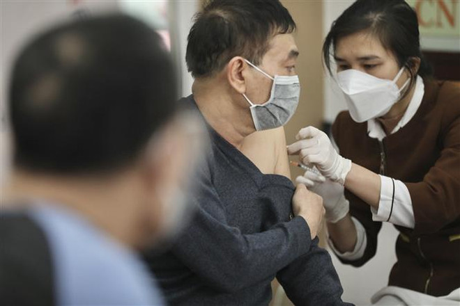 Tiêm vaccine phòng COVID-19 cho người dân. (Ảnh: Minh Quyết/TTXVN) Cả nước chỉ có gần 30 ca mắc mới COVID-19 trong ngày 14/1 ảnh 1