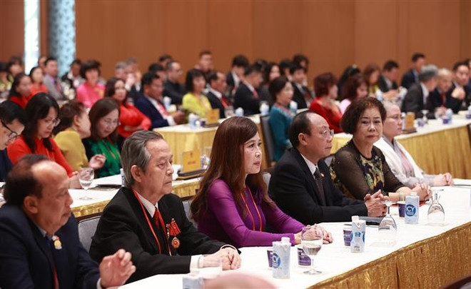 Các kiều bào tiêu biểu tham dự buổi gặp mặt của Thủ tướng Chính phủ. (Ảnh: Dương Giang/TTXVN) Xuân Quê hương 2023: Nhân lên sự gắn kết của kiều bào với Tổ quốc ảnh 1