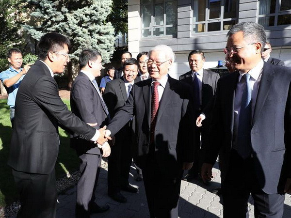 Tổng Bí thư thăm Đại sứ quán và nói chuyện với Việt kiều tại Hungary ảnh 2