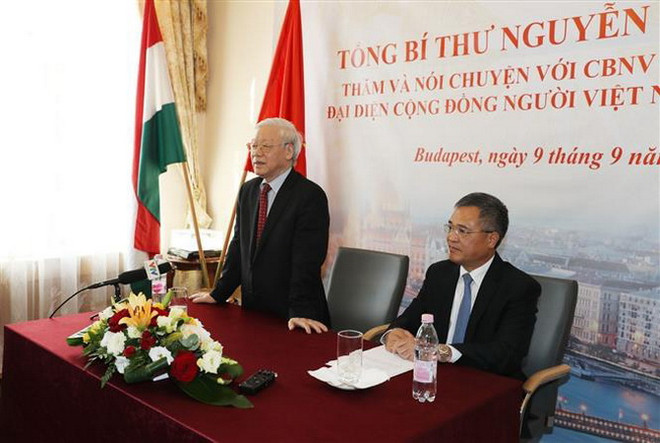 Tổng Bí thư thăm Đại sứ quán và nói chuyện với Việt kiều tại Hungary ảnh 1