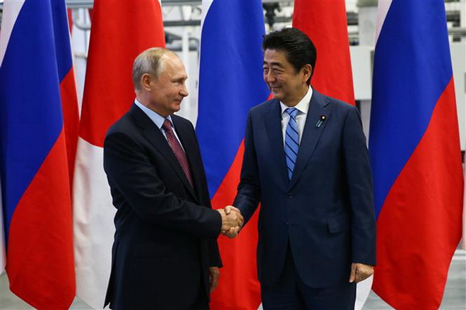 Tổng thống Nga Vladimir Putin (trái) và Thủ tướng Nhật Bản Shinzo Abe trong cuộc gặp tại Vladivostok, Nga ngày 10/9. (Ảnh: AFP/TTXVN) Nga-Nhật phê chuẩn lộ trình về các dự án chung trên quần đảo Kuril ảnh 1