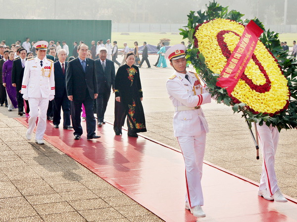 Đoàn đại biểu dự Đại hội Mặt trận viếng Chủ tịch Hồ Chí Minh ảnh 1