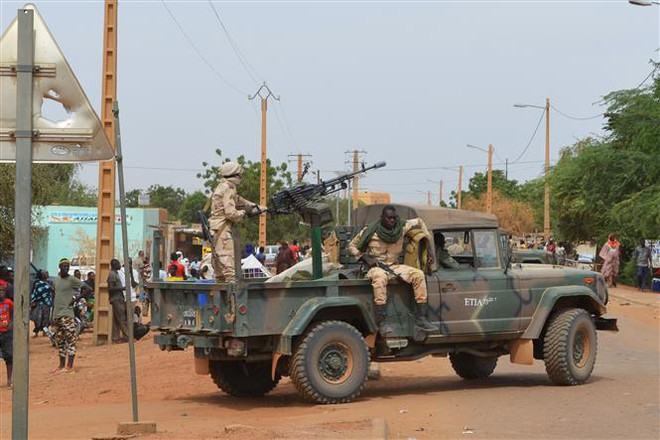 Binh sỹ Mali tuần tra tại khu vực Gao. (Ảnh: AFP/TTXVN) Việt Nam ủng hộ độc lập, chủ quyền và toàn vẹn lãnh thổ của Mali ảnh 1