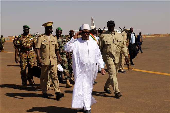 Tổng thống Mali Ibrahim Boubacar Keita tại sân bay Gao, Mali. (Ảnh: AFP/TTXVN) Tổng thống Mali thúc đẩy thành lập chính phủ đoàn kết ảnh 1