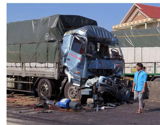 Tông mạnh vào đuôi xe tải phía trước, lái xe tử vong tại chỗ ảnh 1