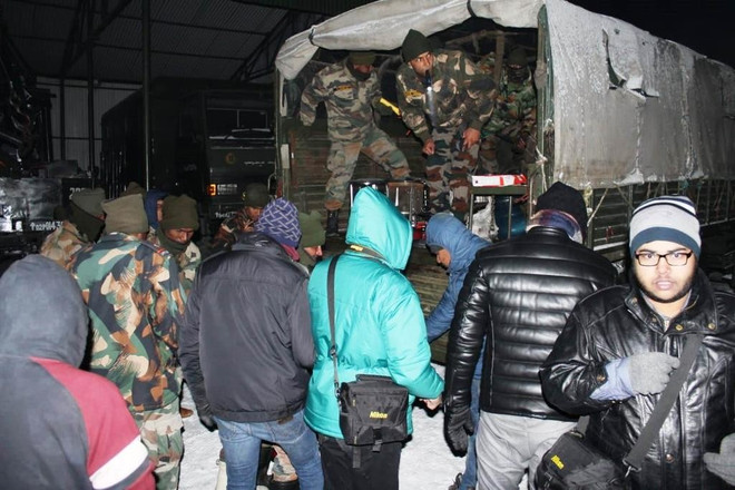 Quân đội Ấn Độ giải cứu hàng ngàn du khách mắc kẹt do tuyết rơi ảnh 1