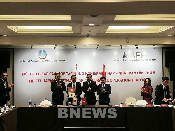 Ký Biên bản hợp tác giữa hai bên về hợp tác công nghệ trong thủy lợi và thoát nước và bảo vệ nguồn tài nguyên biển, quản lý ngành ngư nghiệp trong lĩnh vực thủy sản đúng trách nhiệm. (Ảnh: Bích Hồng/BNEWS/TTXVN) Nhật Bản sẽ đào tạo nhân lực chất lượng cao cho nông nghiệp Việt Nam ảnh 1