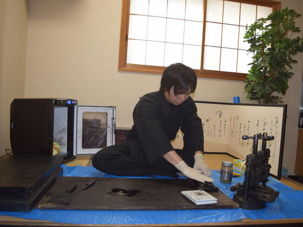 Khám phá quy trình làm mực viết thư pháp 1.200 năm tuổi ở Nhật ảnh 2