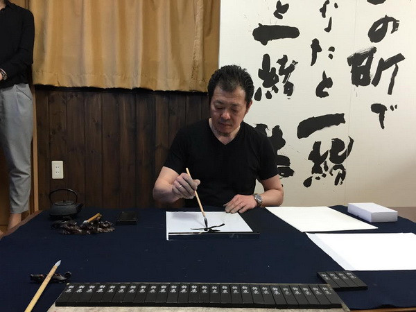 Khám phá quy trình làm mực viết thư pháp 1.200 năm tuổi ở Nhật ảnh 1