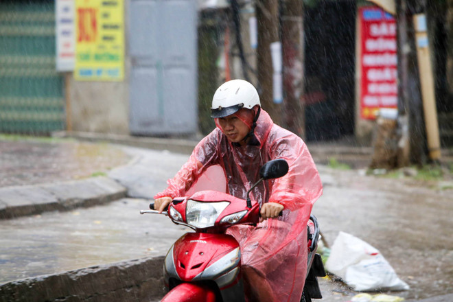 Chiều tối và đêm 7/10, nhiều khu vực trong cả nước có mưa và dông ảnh 1