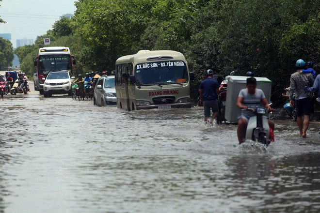 Mưa to, xuất hiện ngập ở những điểm cố hữu tại thủ đô Hà Nội ảnh 1