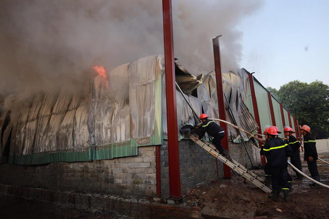 Hà Nội: Cháy lớn tại khu vực đường Phạm Văn Đồng ảnh 7