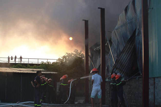 Hà Nội: Cháy lớn tại khu vực đường Phạm Văn Đồng ảnh 1